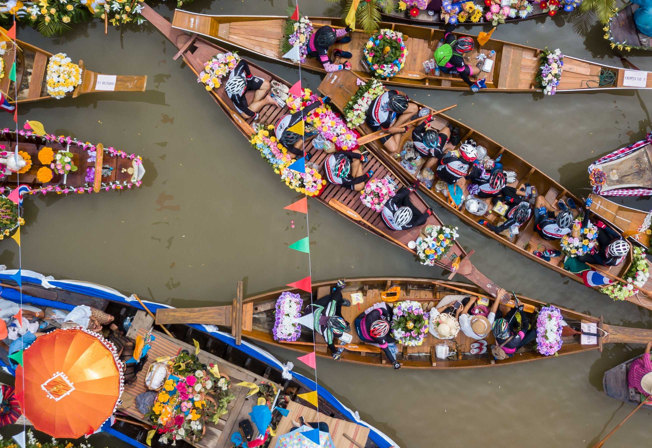 AUTHENTIC FLOATING MARKET